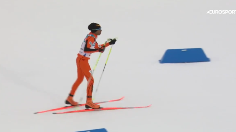 Un skieur enchaîne les chutes lors des championnats du monde de ski nordique