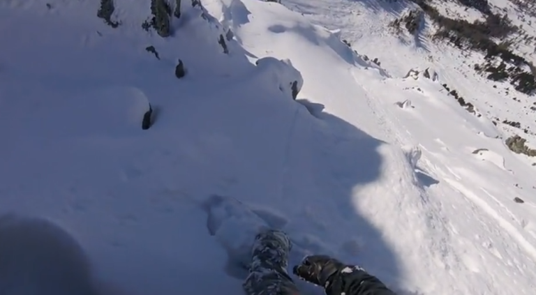 Un snowboardeur pris dans une avalanche massive !