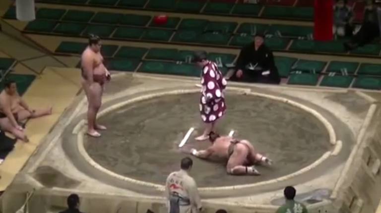 Un sumo se prend en gros KO dès le début du combat