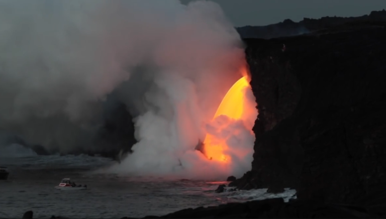 Un torrent de lave du Kilauea se déverse en continu dans l’océan