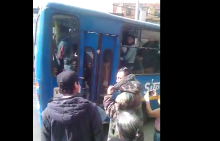 Un voleur piégé par les portes d&rsquo;un bus