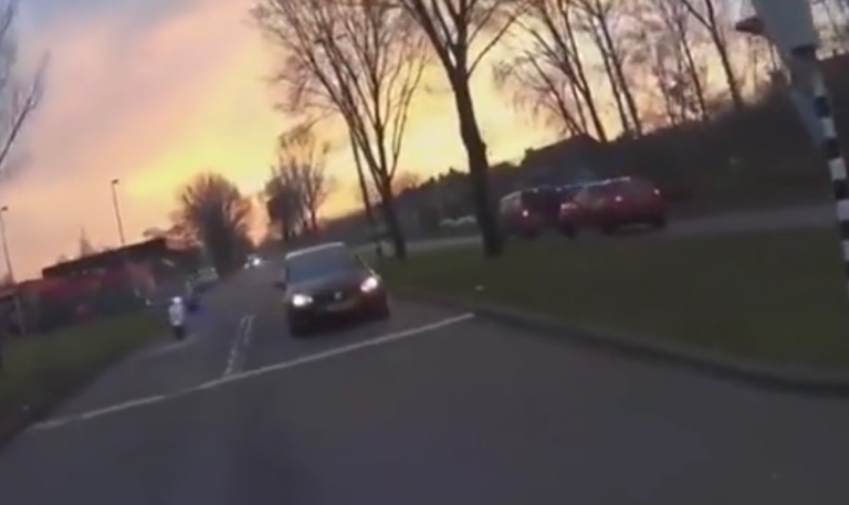 Un voleur prend tous les risques en scooter pour échapper à la police !