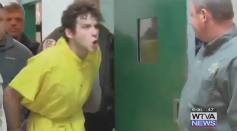 Un étudiant arrêté met un coup de tête à un policier