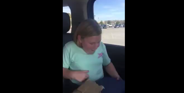 Une adolescente fond en larmes en recevant son premier fusil