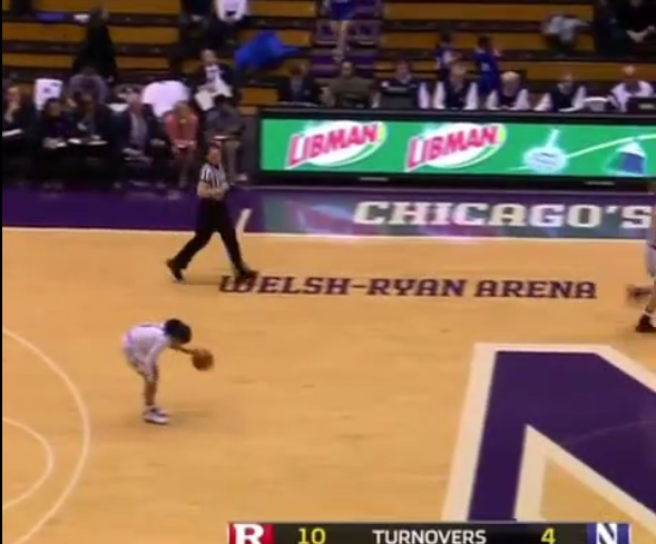 Une basketteuse fait l’erreur de refaire ses lacets en plein match !!