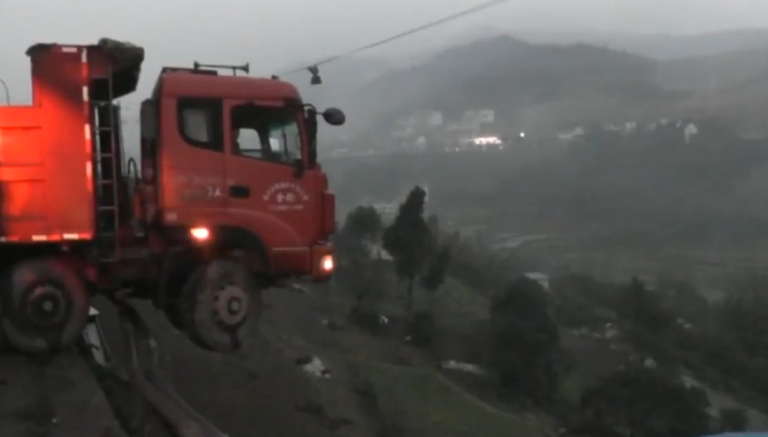 Une famille se retrouve coincée dans un camion suspendu dans le vide…