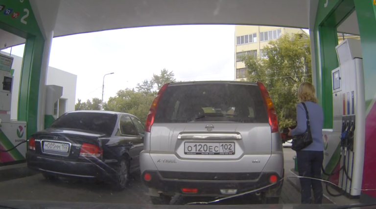 Une femme se trompe de voiture en faisant le plein d’essence