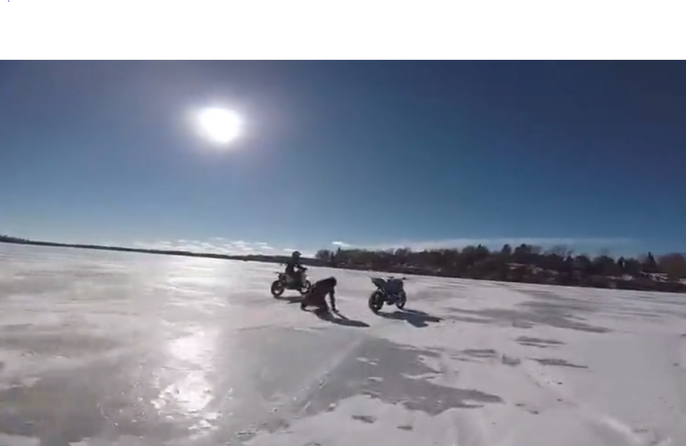 Une moto roule toute seule sur un lac gelé
