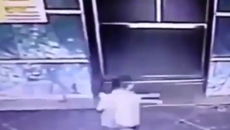 Une mère « sauve » sa fille d’un ascenseur en lui mettant… un coup de pied !