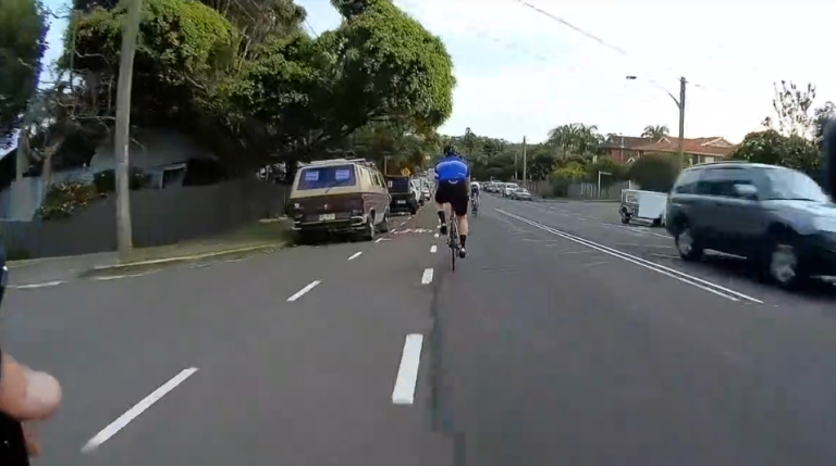 Une remorque coupe la route à un cycliste et le percute
