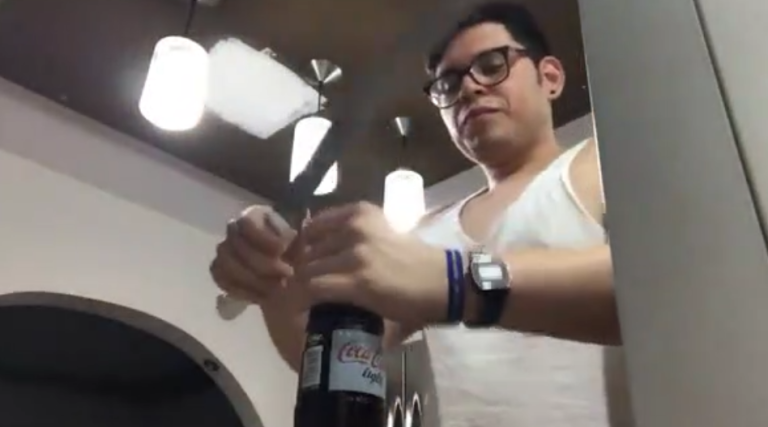 Une souris morte dans une bouteille de Coca-Cola