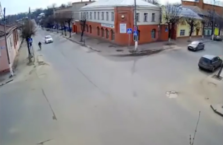 Voilà ce qui arrive quand on ne met pas de feu à un carrefour !!