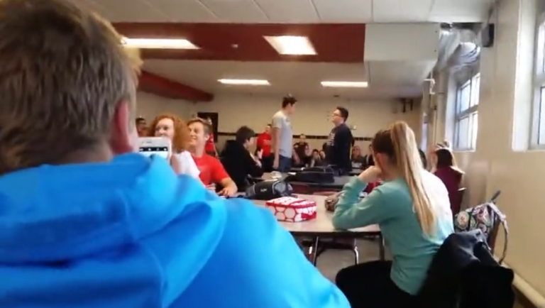 Il reçoit plusieurs coups de poing dans la mâchoire et ne broche pas…