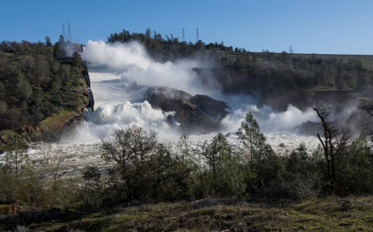 Vidéo impressionnante du barrage d&rsquo;Oroville qui menace de céder aux États-Unis.