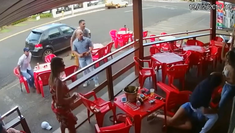 Un homme boit un verre avec sa maîtresse lorsque sa femme arrive…