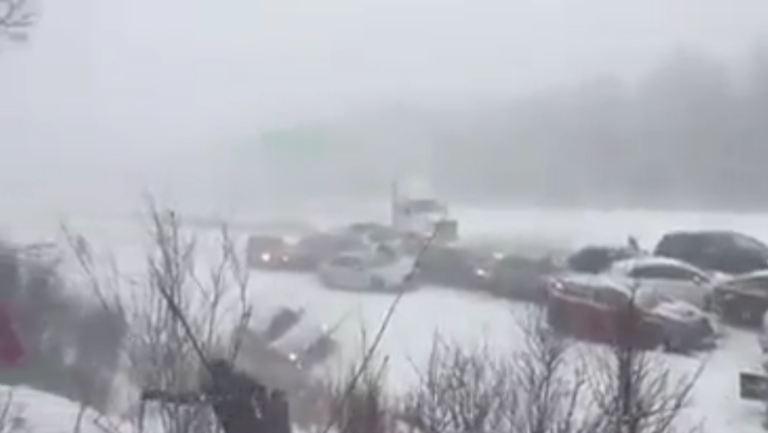 Carambolage géant sur l’autoroute pendant une tempête de neige !