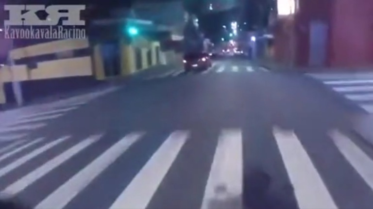 Ce motard est tout content d’avoir tous les feux verts mais il va vite déchanter !