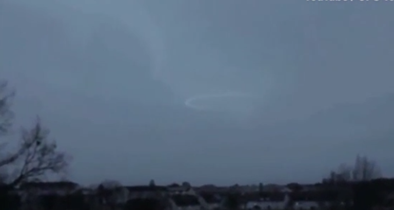 Cette étrange vidéo qui semble montrer un OVNI crée la polémique sur les réseaux sociaux !