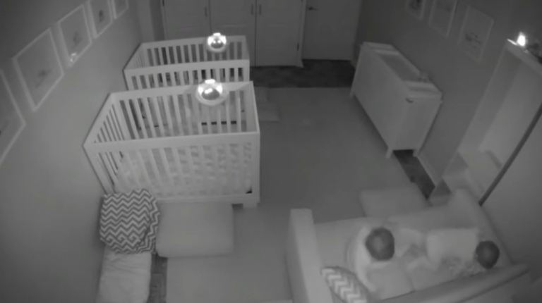 Des enfants jumeaux s&rsquo;amusent dans leur chambre