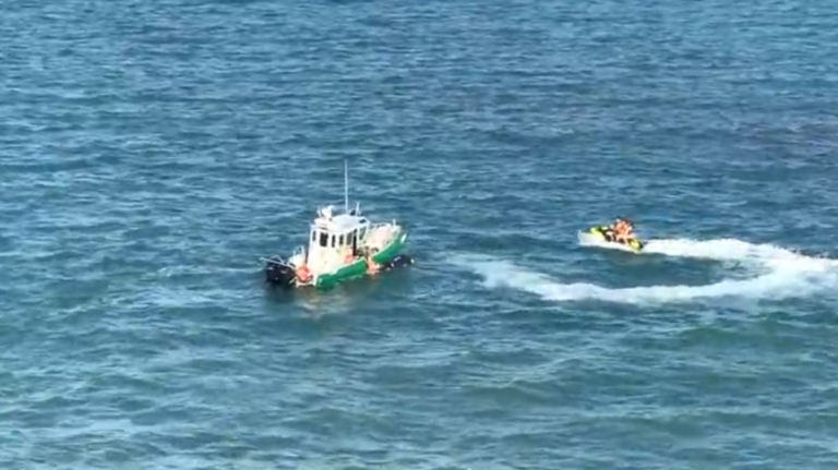 Des jet-skieuses manquent d&rsquo;être écrasées entre deux bateaux