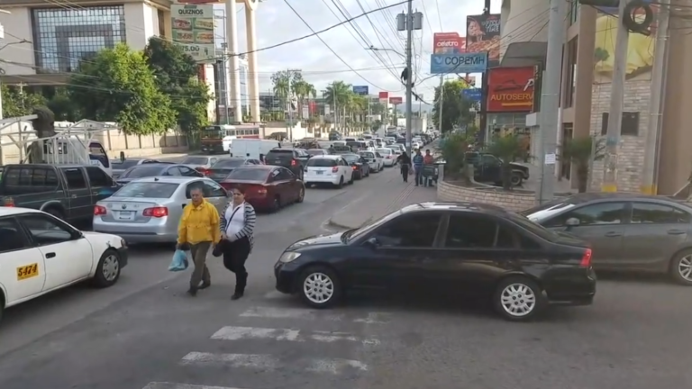 Des piétons grimpent sur le capot d’une voiture gênante