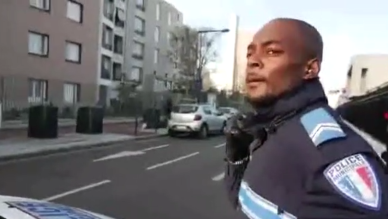 Des policiers en patrouille se font agresser