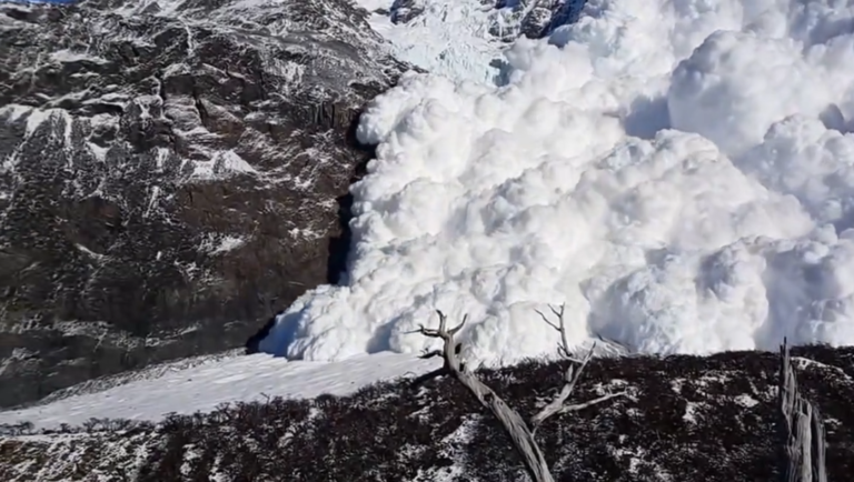 Des touristes voient une énorme avalanche se déclencher…