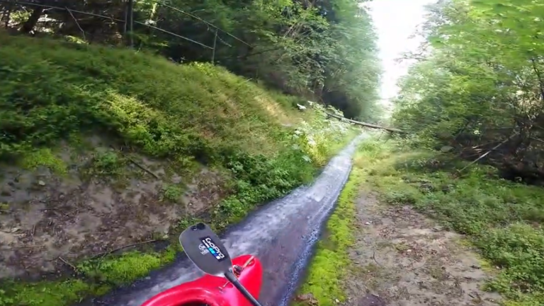 Deux amis descendent une rigole en kayak