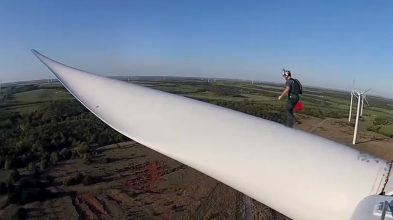 Deux base-jumpers sautent d’une éolienne
