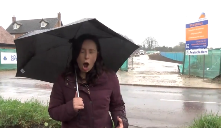 En pleine inondation, une journaliste fait un duplex météo