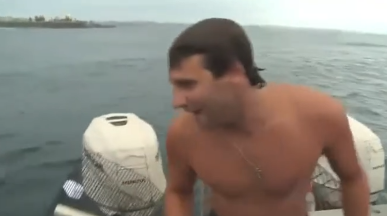 Il évite de justesse de se faire attaquer par un requin