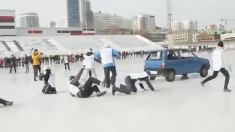 La Russie organise un tournoi de « Car Curling »