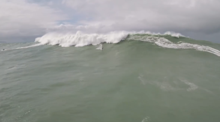 La chute d’un surfeur et un sauvetage en jet-ski qui tourne mal