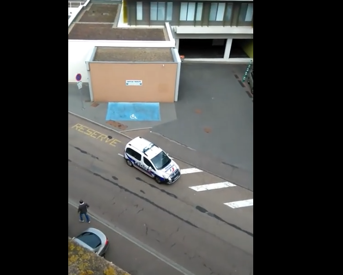 Quand la police oublie de mettre le frein à main