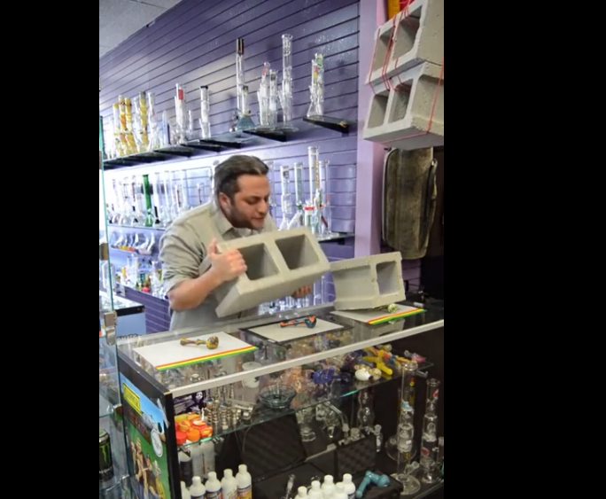 Le gérant d’un magasin veut prouver la solidité de ses bongs