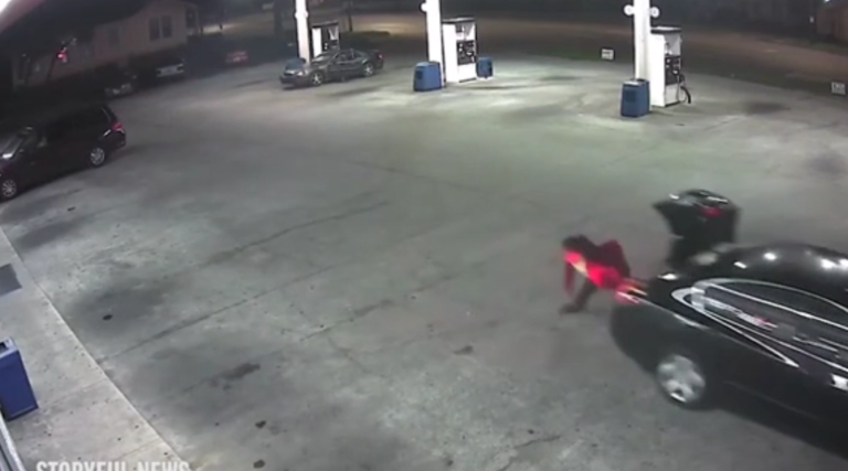 Le moment dramatique où une femme réussit à s&rsquo;échapper du coffre d&rsquo;une voiture !