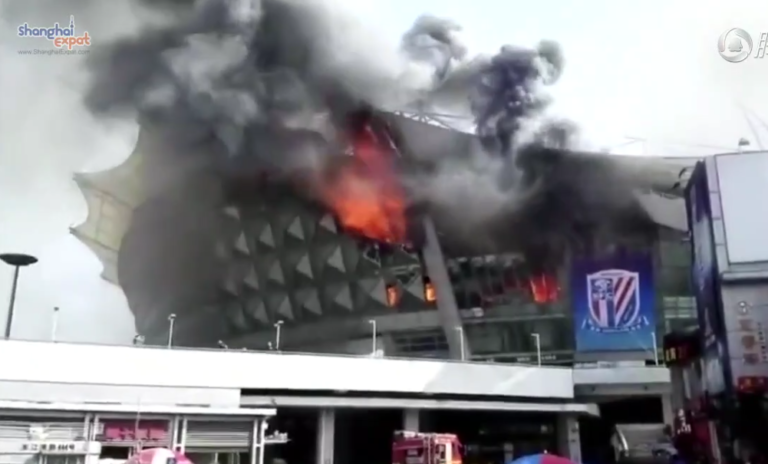 Le stade de foot du Shanghai Shenhua prend feu en pleine journée
