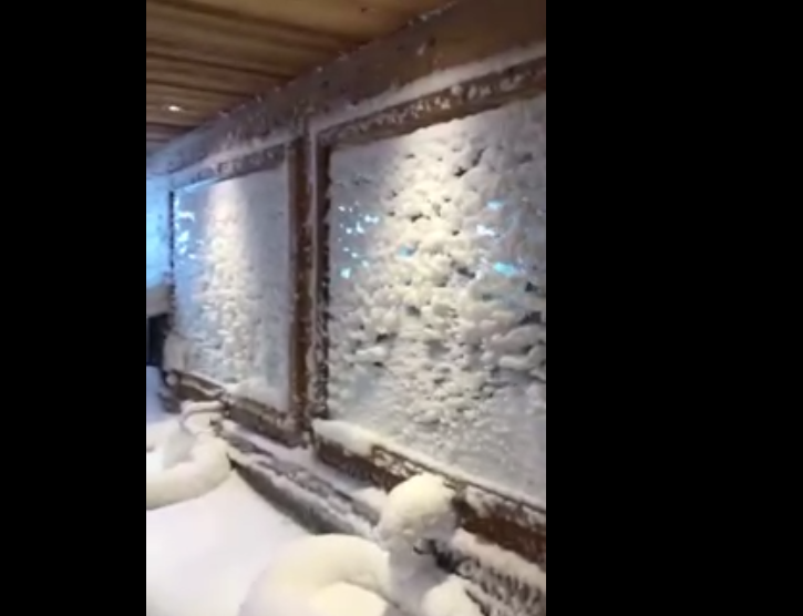 Quand quelqu’un oubli de fermer la fenêtre d&rsquo;un chalet en montagne !