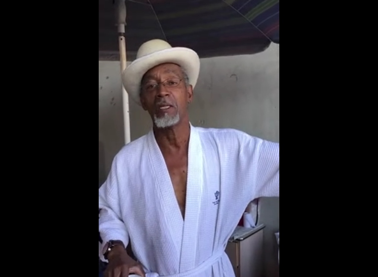 Un SDF vit « confortablement » sous un pont