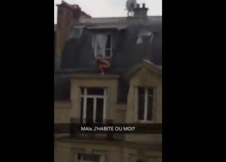 Un amant nu sur les toits de Paris