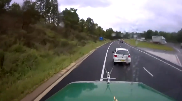Un automobiliste coupe la route à un camion…