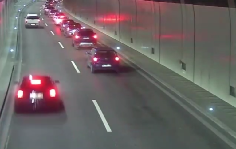 Un automobiliste déboite sans regarder dans un tunnel