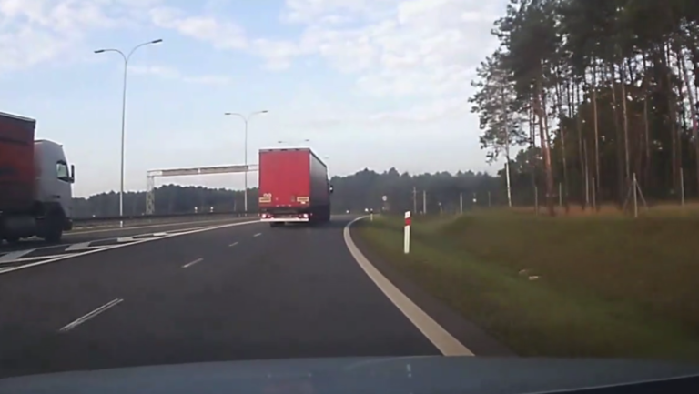 Quand un automobiliste rencontre un camion sur l’autoroute !