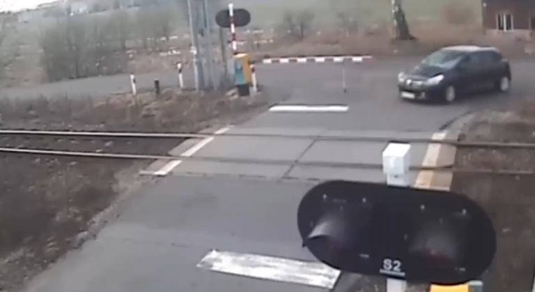 Un automobiliste traverse un passage à niveau fermé et forcément…