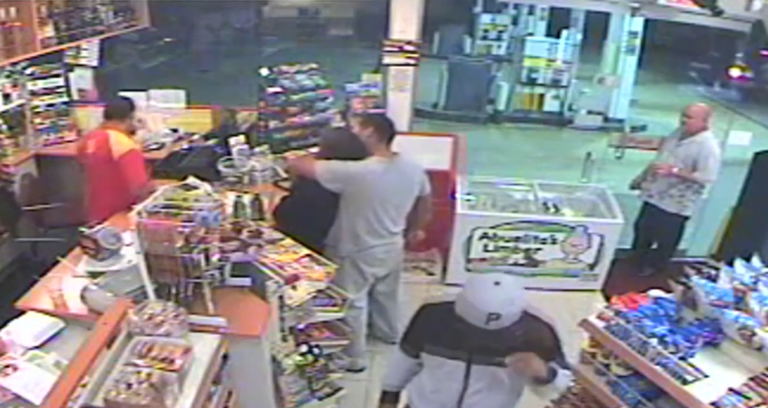 Un braqueur tombe sur la mauvaise personne dans une station service !