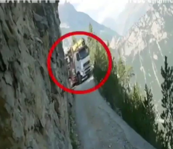 Un camion va prendre tous les risques sur une route dangereuse…