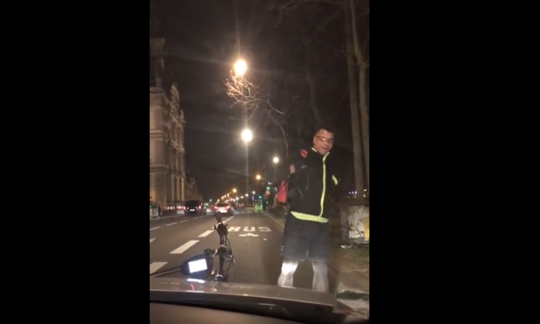 Un chauffeur Uber se bat contre un cycliste dans les rues de Paris
