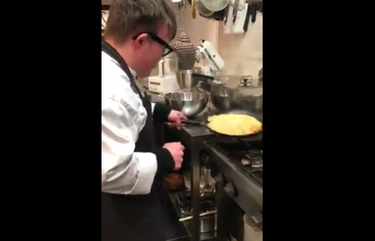Un cuisinier a une technique géniale pour retourner des crêpes