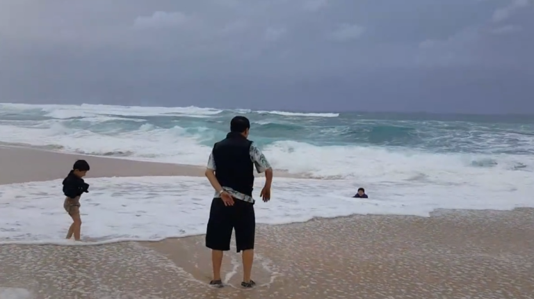 Un enfant emporté par une vague