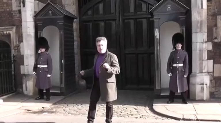 Un garde royal engueule un touriste français